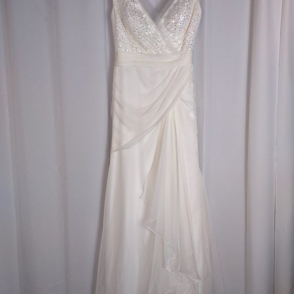Davids Bridal Galina Signature Ivory chiffon sheath wedding gown size 6 - Picture 8 of 13